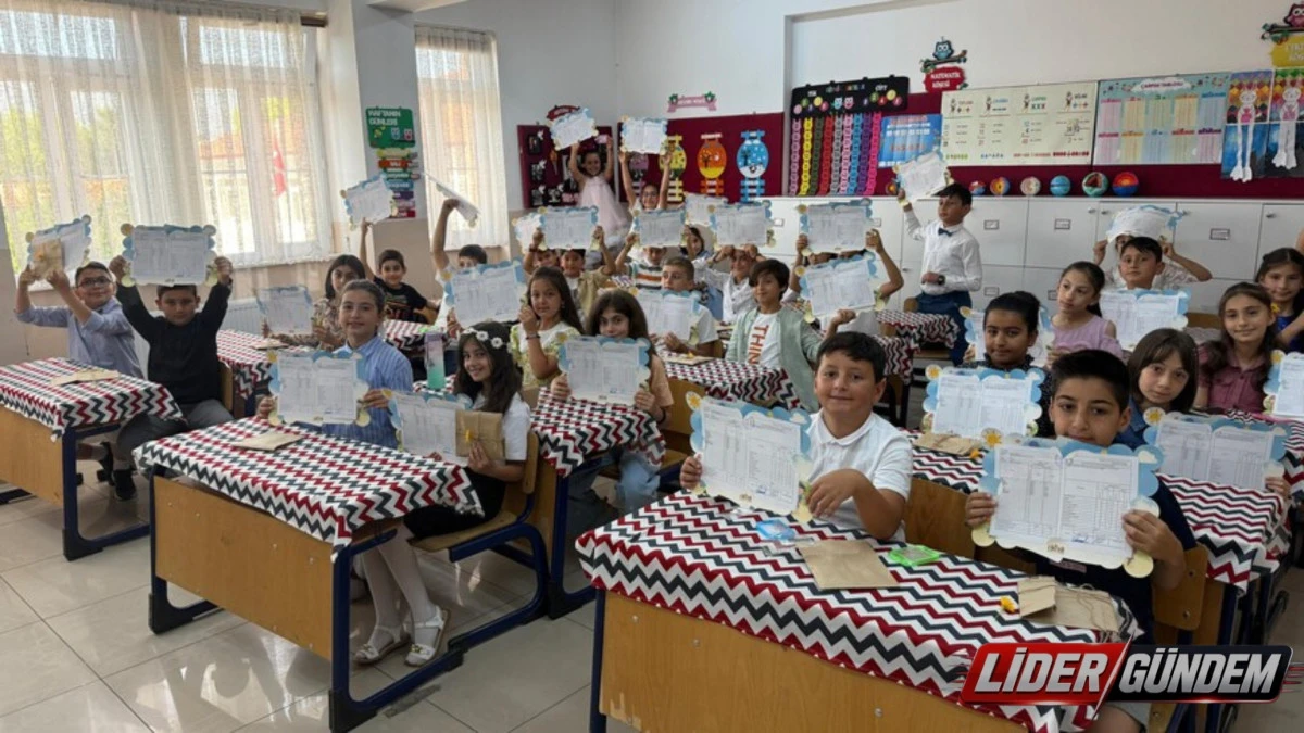 18 Milyon &Ouml;ğrenci İ&ccedil;in Karne Heyecanı: Yaz Tatili Başlıyor