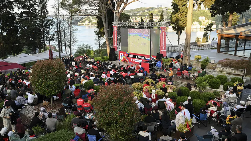 A Milli Futbol Takımı'na Destek İ&ccedil;in Meydanlar Doldu Taştı