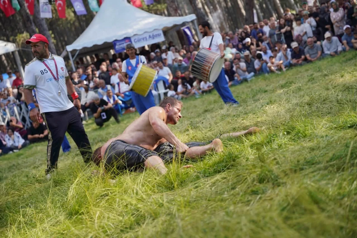 Alu&ccedil;dağı'nda Tarih Yazıldı! 46. Geleneksel Alu&ccedil;dağı Yağlı G&uuml;reşleri Festivali G&ouml;rkemli Finalle Tamamlandı