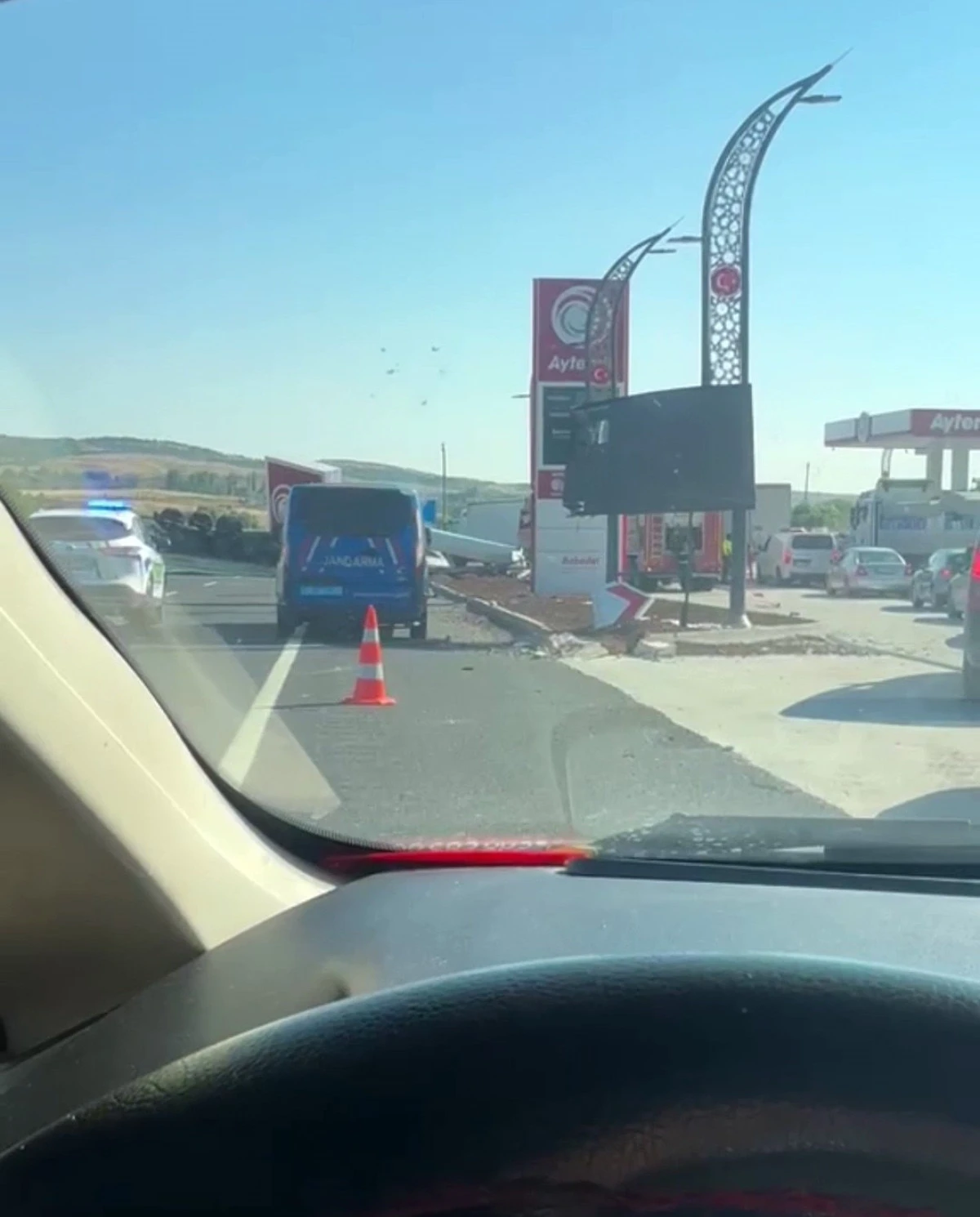 Ankara Yolunda Korkutan Kaza! Tır Akaryakıt İstasyonuna Daldı