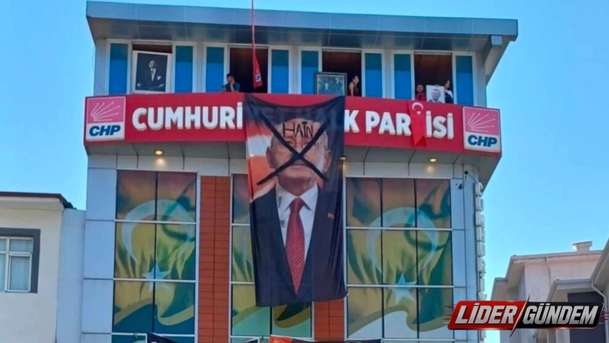 CHP Malatya'da Gerilim Tırmanıyor: İl Binasına "Hain Kemal" Afişi Asıldı