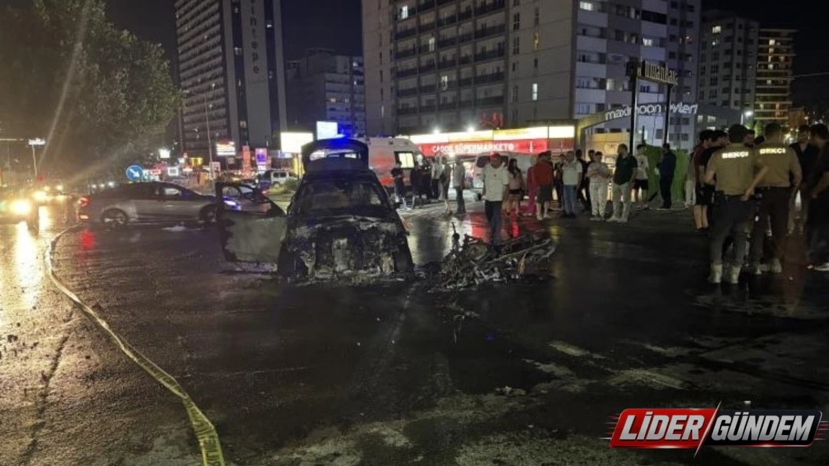 Esenyurt'ta Feci Kaza: Otomobil ile Motosiklet &Ccedil;arpıştı, Ara&ccedil;lar Alev Alev Yandı