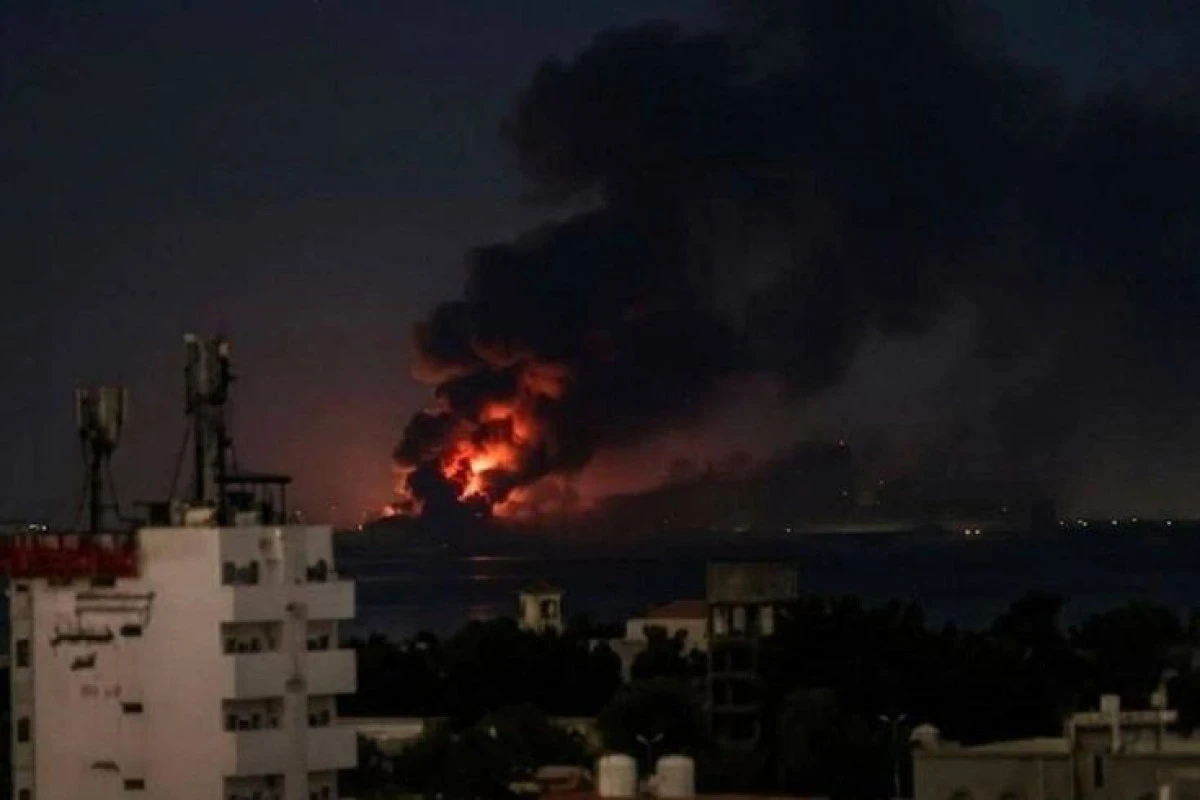 Yemen'in Hudeyde kentinde şiddetli patlamalar: Kritik liman b&ouml;lgesi hava saldırılarıyla sarsıldı